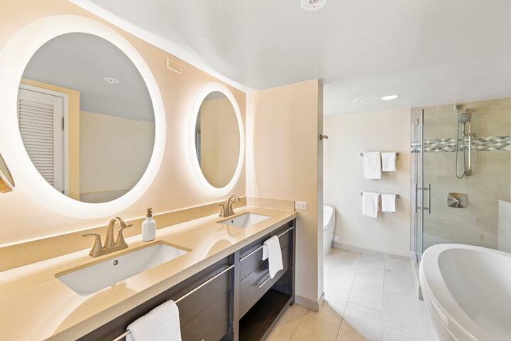 Oceanfront Condo W Free Valet Parking & Balcony gallery image 3