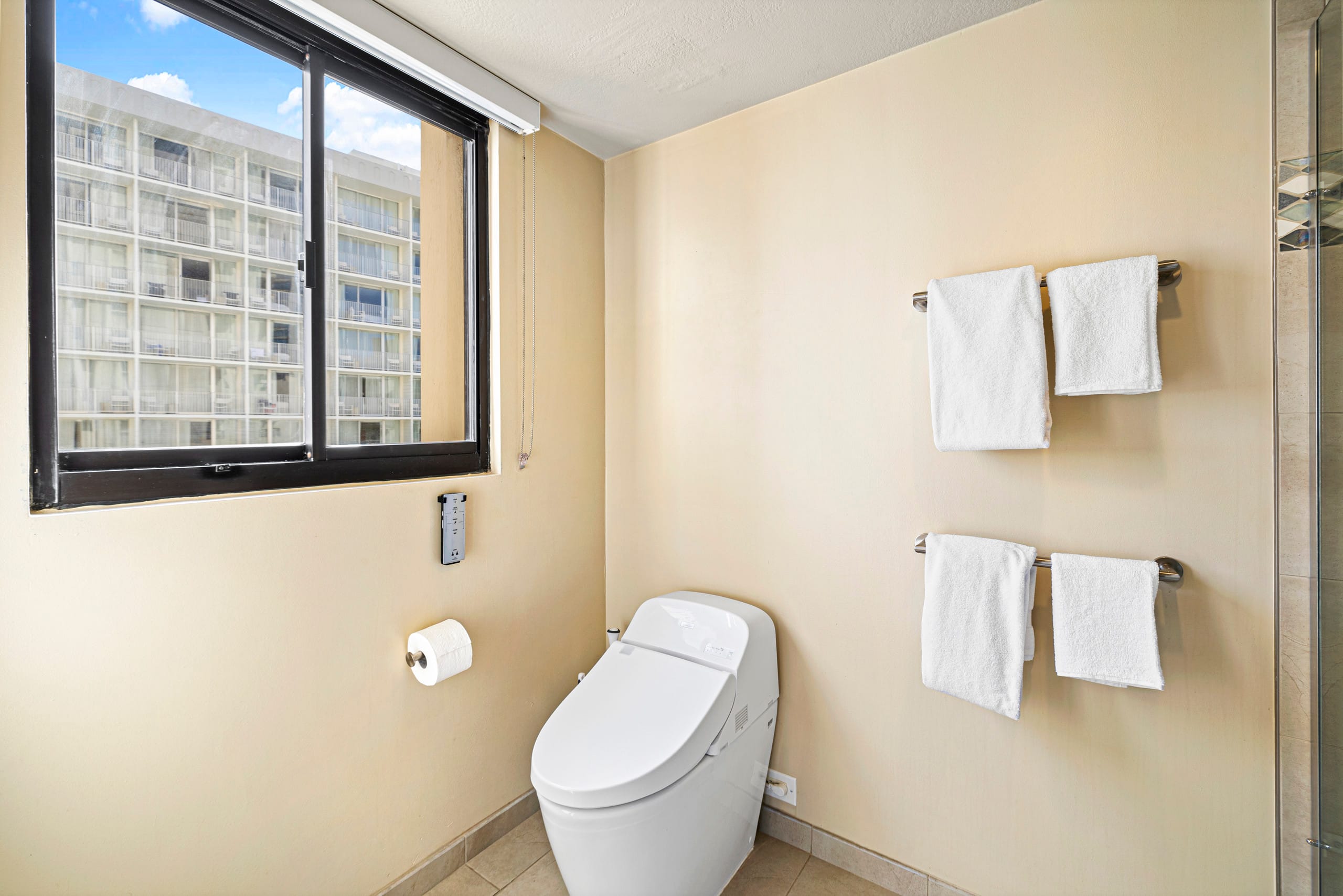 Oceanfront Condo W Free Valet Parking & Balcony - Image 16