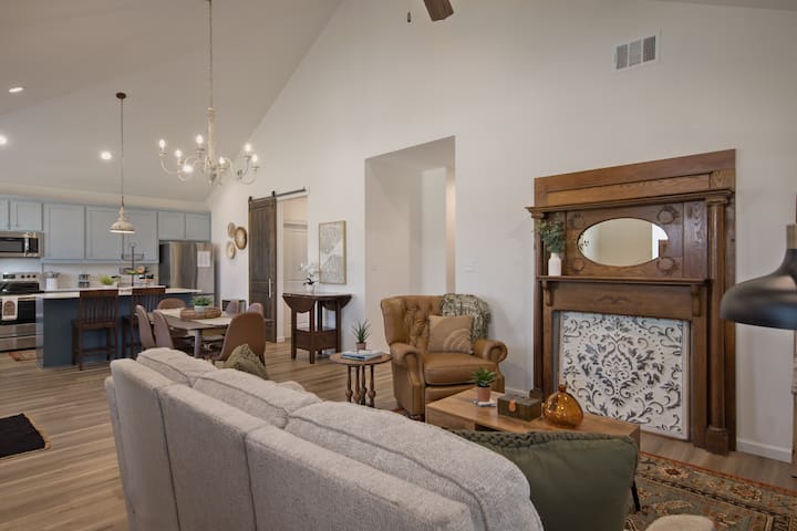 Freetown Farmhouse | Modern 3br W/big Kitchen - Lafayette, LA