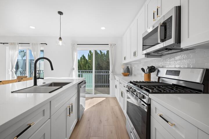 Bayside Beach House | 5/3 with Garage & A/C gallery image 5