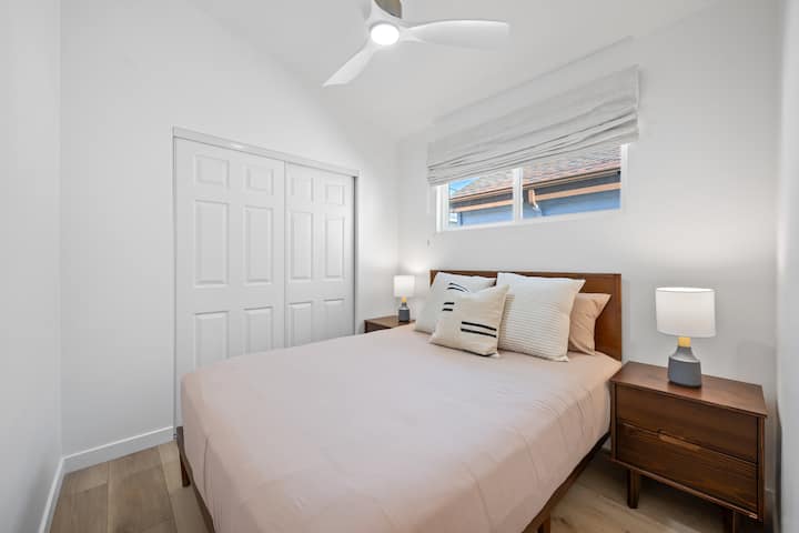 Cuarto dormitorio en la unidad superior de 5 dormitorios (cama queen).