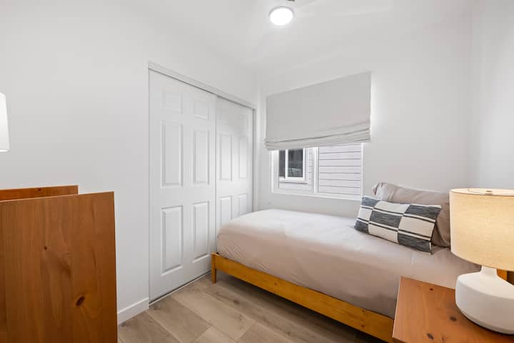 Tercer dormitorio en la unidad superior de 5 dormitorios (cama individual).