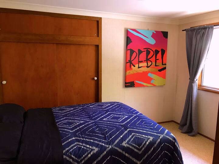 Tercer dormitorio.
Cama tamaño queen x1.