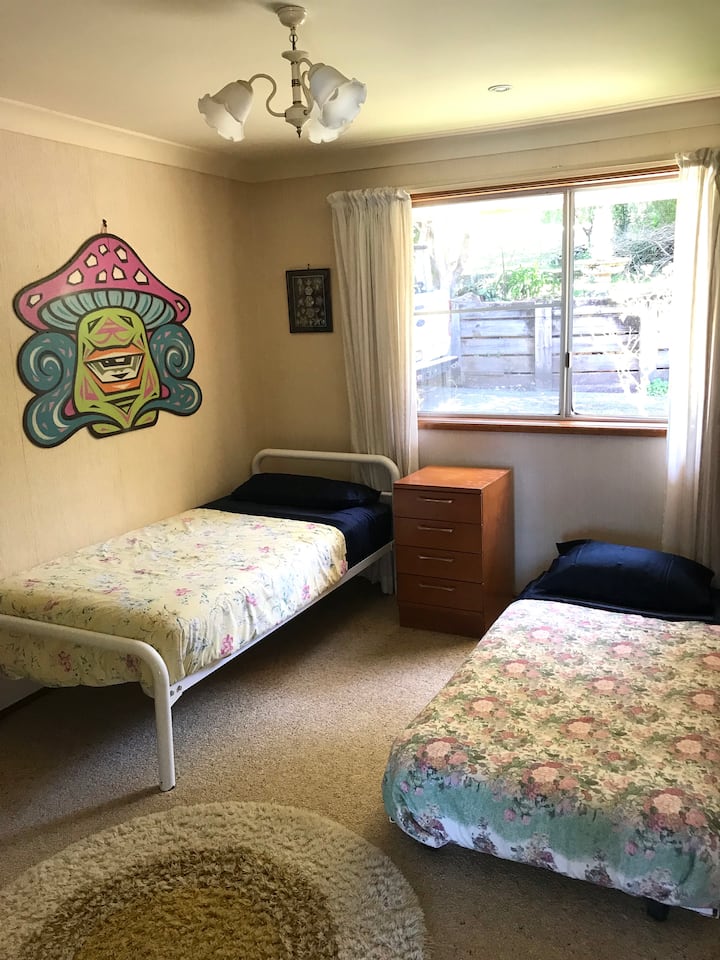 Dormitorio segundo/infantil.
x2 camas individuales. 

(Ten en cuenta que una de las camas individuales está en una base con ruedas en el piso. Puede no ser apropiado para personas mayores o personas con malas rodillas).