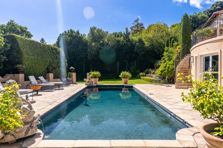 4-bedroom Provençal style villa in Bishopscourt gallery image 2