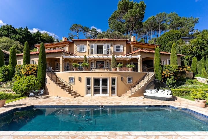 4-bedroom Provençal style villa in Bishopscourt