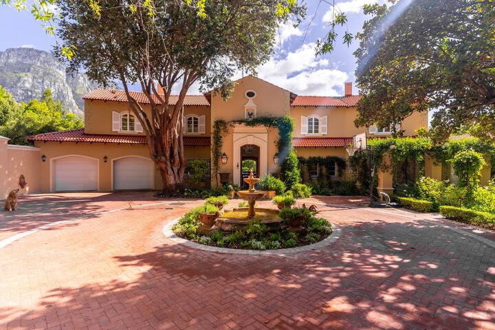 4-bedroom Provençal style villa in Bishopscourt gallery image 5