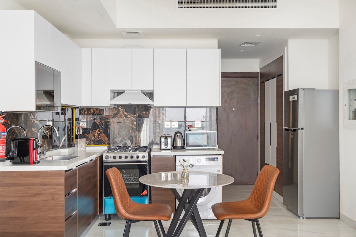 Top Airbnb: Lux Studio Apt near Butterfly Garden w/ Pool & Gym in Al Barsha South Third