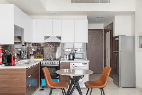 Top Airbnb: Premium Studio near Butterfly Garden w/ Pool & Gym in Al Barsha South Third
