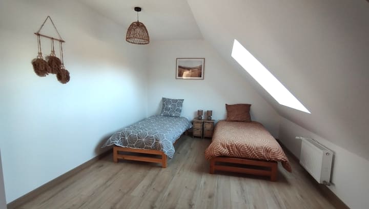 Იატაკის საძინებელი 2 საწოლით 90x190 სმ, რომელიც შეიძლება ერთად იყოს
Დიდი გარდერობი უშუქო გარდერობის
მაღაზიით