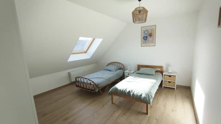 Საძინებელი 2 საწოლი 90x190 სმ 
Დიდი გარდერობი უშუქო გარდერობის
მაღაზიით