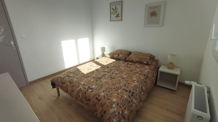 Პირველი სართულის საძინებელი აბაზანის გვერდით 
Დიდი სათავსო კომოდი
ელექტრო გორგოლაჭებიანი ჩამკეტი