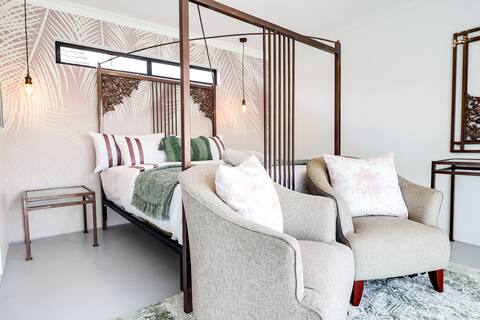 Luxe Suburban Haven: Tranquil Getaway