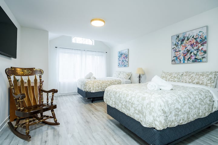 Разполагаме с основна спалня с 2 двойни легла и самостоятелна баня