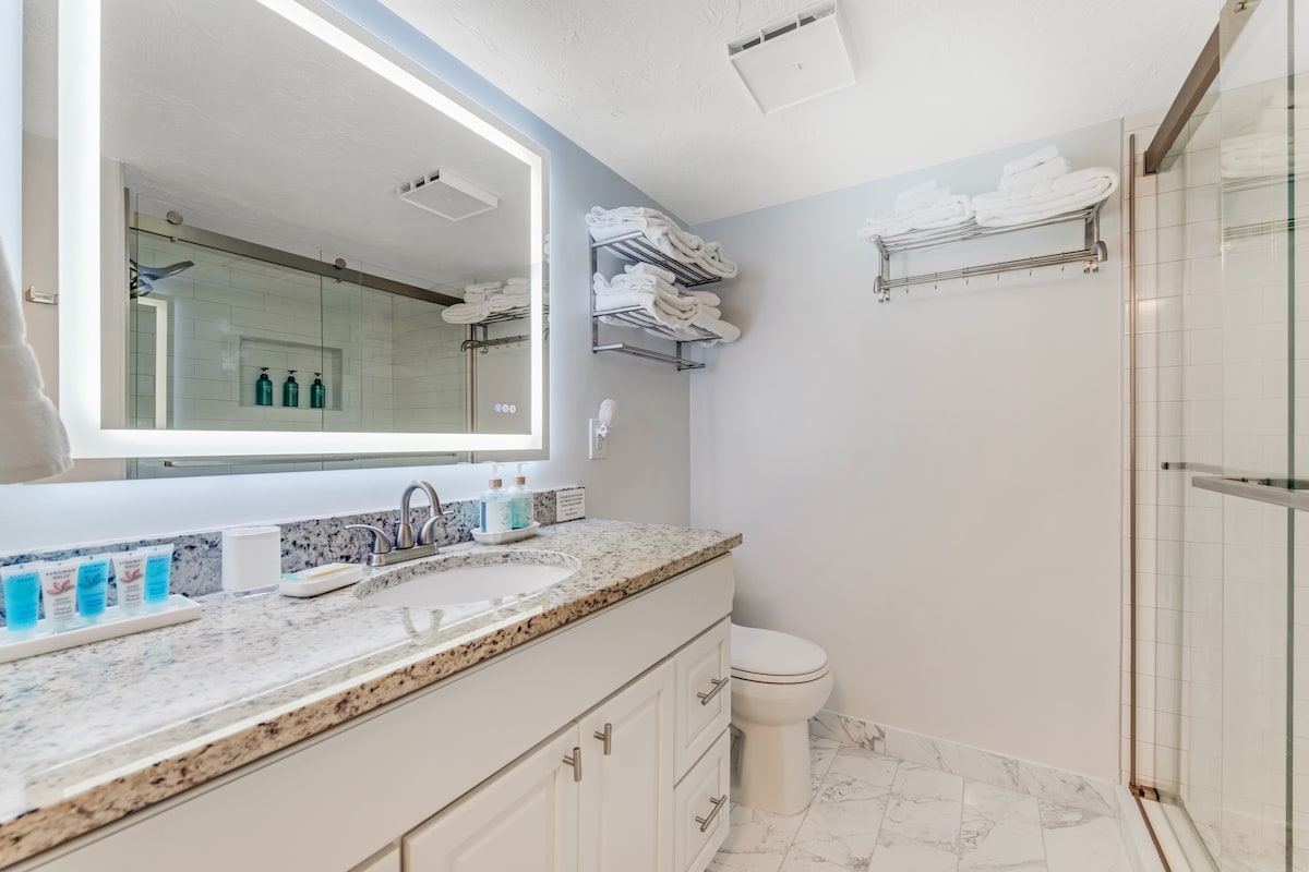 TopFLR-Oceanfront Bldg, Pool, Views & Gear