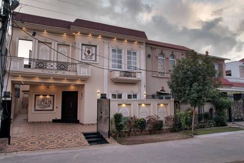 Spacious 5 Bedroom Villa in Lahore