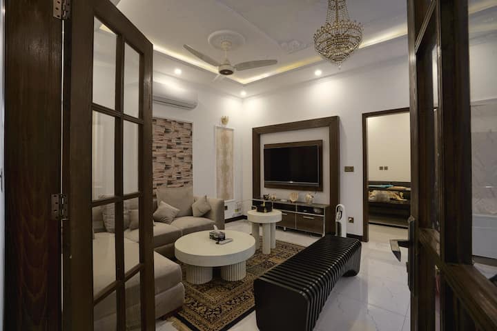 Spacious 5 Bedroom Villa In Lahore - Lahore