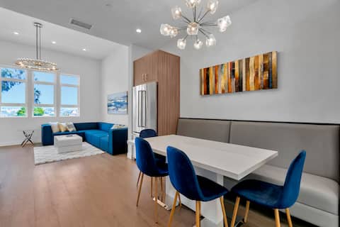 Dreamy Whole Duplex: Downtown & Beach