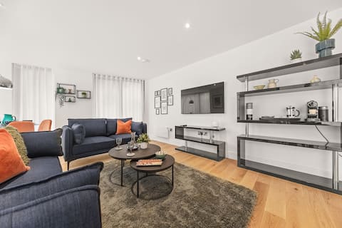 Top performing Airbnb: Beautiful Central 2-Bed Apt w/ Parking and Balcony in Killinghall