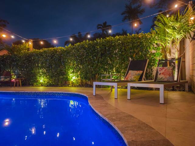 WALK to Las Olas sleeps 8 Pool gallery image 2