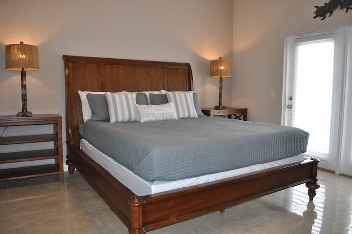 Master suite with California king bed