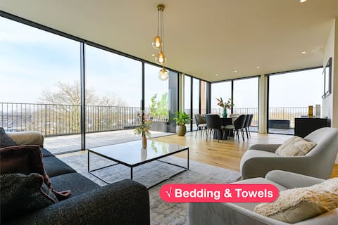 180° view ~ 3 bedrooms, 2 bathrooms + Balcony & AC