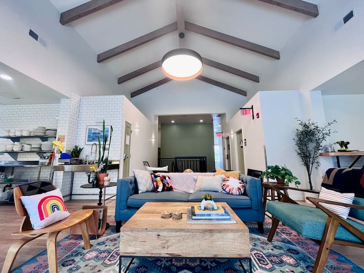 Female Shared Dorm W/ensuite At Monterey Hostel -