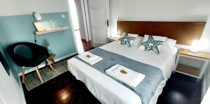 בחדר הזה יש מיטה זוגית נוחה ואורתופדית, שולחנות ראש מיטה נפרדים משני הצדדים.
חלון החוצה. חלל קטן עם כורסת קריאה. יש לו ארונית גדולה לבגדים ותיקי נסיעות מתחת.