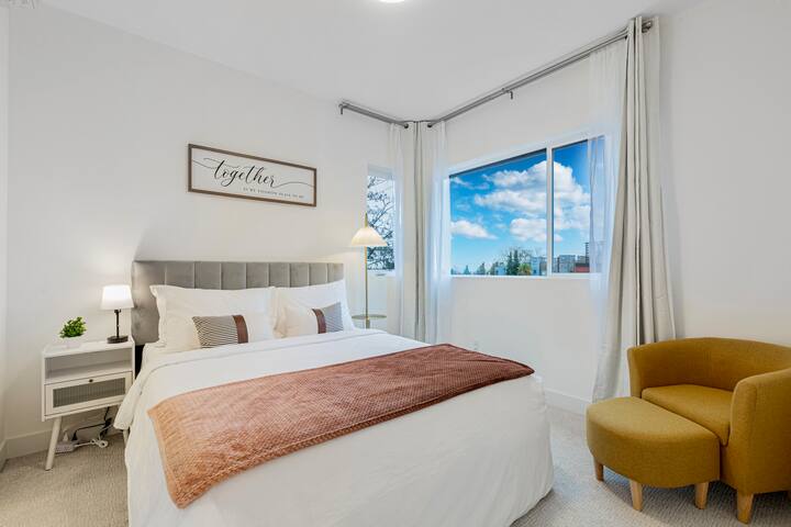 CapHill 3B3B, Space Needle, Free Parking & A/C gallery image 3