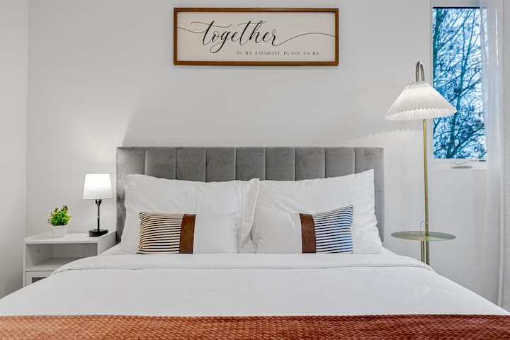 CapHill 3B3B, Space Needle, Free Parking & A/C