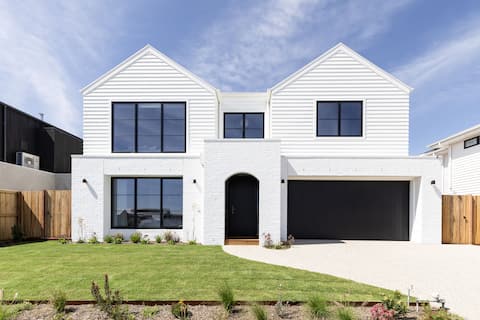 Popular Airbnb listing: New Luxury Beach House, Huge Nth Facing Deck/Yard in Point Lonsdale