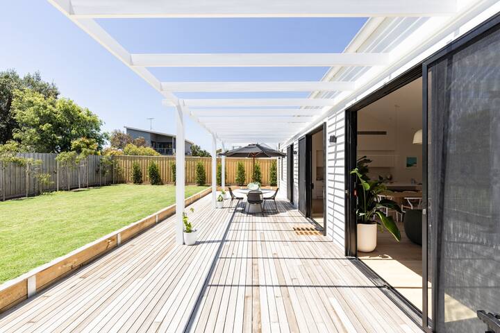 New Luxury Beach House, Huge Nth Facing Deck/Yard gallery image 5