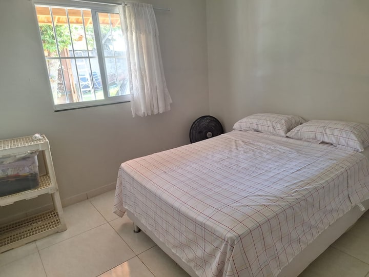 Спалня с двойно легло и вентилатор на тавана.