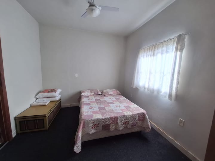 Апартамент, адаптиран с едно двойно легло и 90 - сантиметрова врата за инвалидни колички.
Вентилатор на тавана.