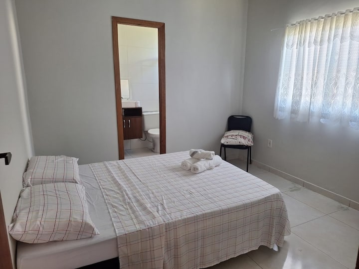 Апартамент с 1 двойно легло и вентилатор на тавана.