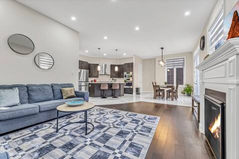 Luxe Haven: Modern Roomy 4B/3.5B Near Thermea Spa!