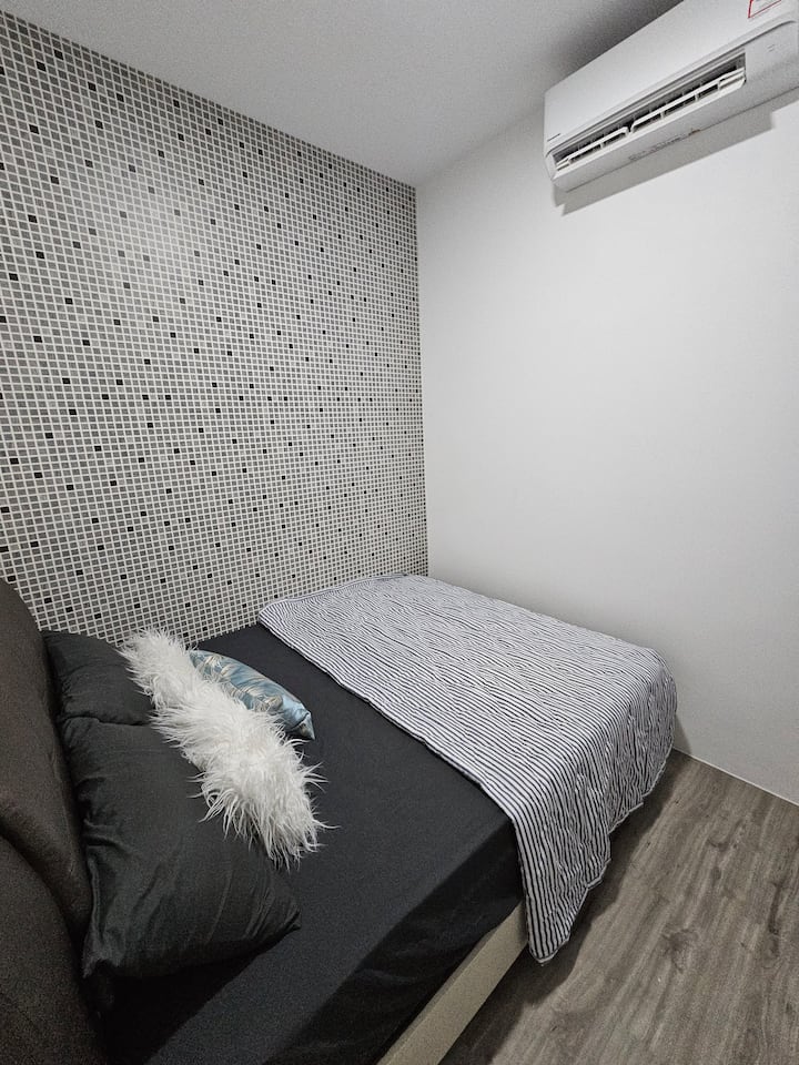 Bedroom 3 - 1 queen bed.