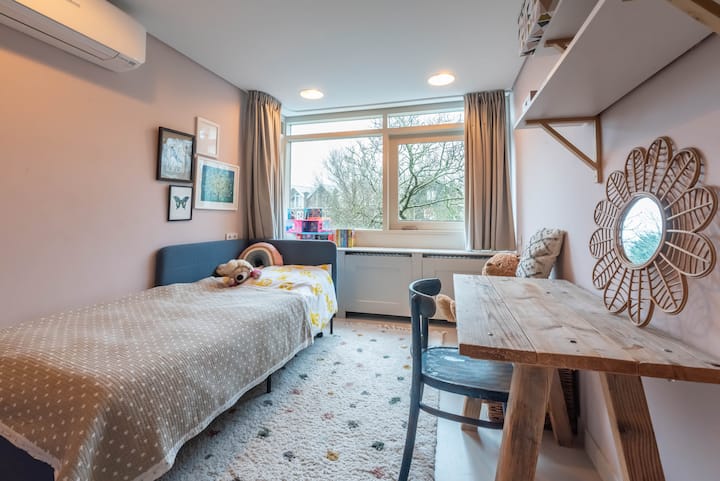 3号卧室配有单人床，可添加床垫