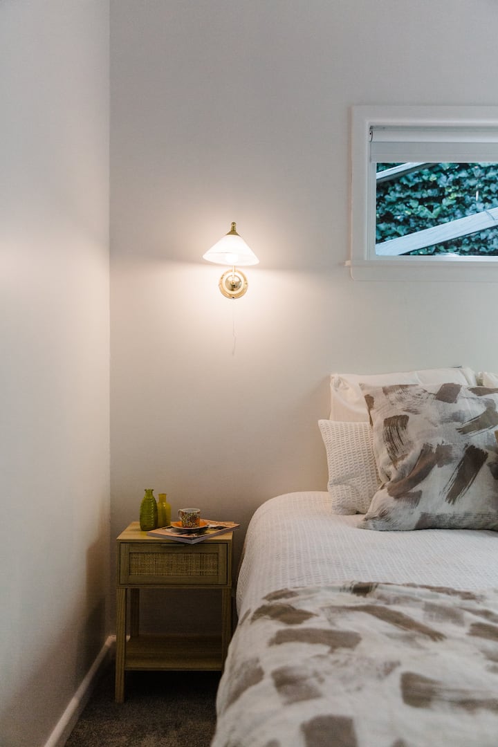 Kitanda ni Mfalme au kinaweza kutenganishwa kwa ajili ya x2 king single. 