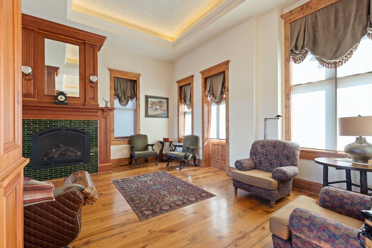 客厅配备燃气壁炉。