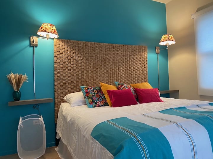 Odvezte sa spať v manželskej posteli s tyrkysovými stenami, ktoré odrážajú upokojujúce odtiene oceánu. Každé ráno sa zobuďte do úchvatného východu slnka. Stačí prejsť na svoj súkromný balkón a sledovať, ako obloha ožíva v žiarivých farbách. 