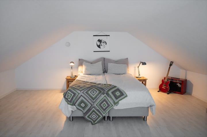 شقة علوية بسرير مزدوج، 150 سم.

