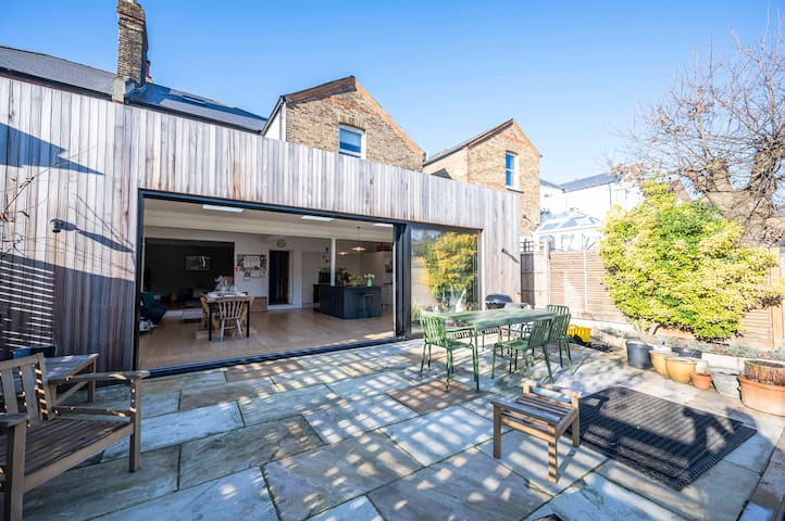 Spacious Family House with Pool in Dulwich
