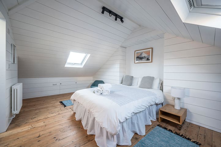 Spacious Family House with Pool in Dulwich gallery image 5