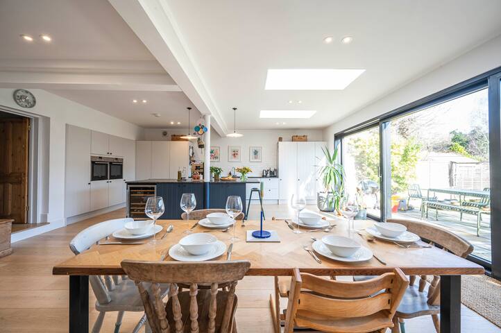 Spacious Family House with Pool in Dulwich gallery image 2