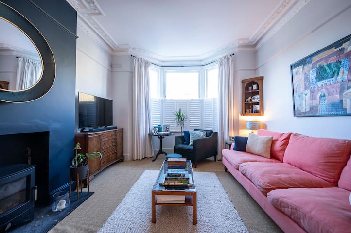 Spacious Family House with Pool in Dulwich gallery image 4