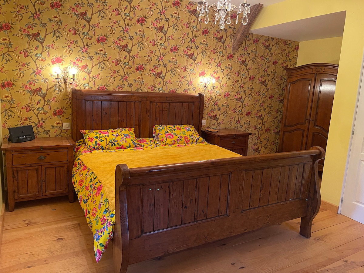 Krevat me madhësi Super King me mbulesë me shkumë kujtese për rehati shtesë 