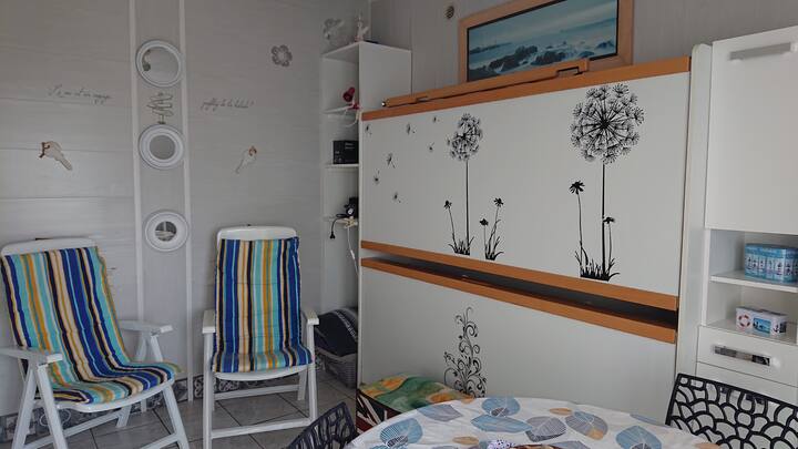 Двуетажни легла кът за сядане 12m2