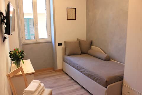 Annuncio Airbnb popolare: In the historic center, a stone's throw from the sea with a garage a Loano