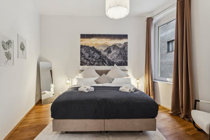 Feel like in heaven in this comfortable bed and climb the mountains in a dream.